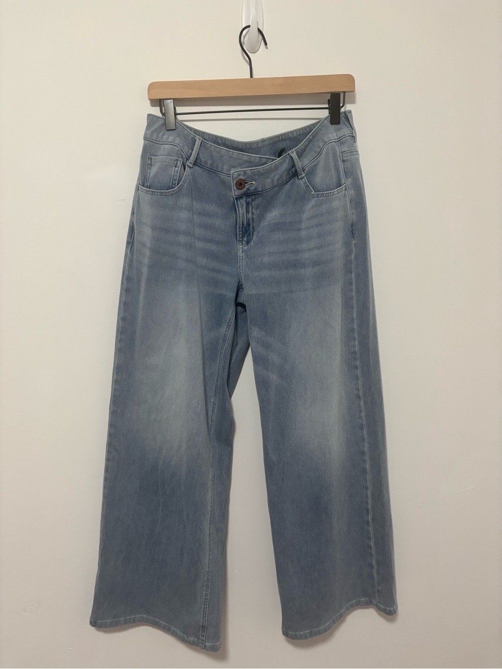Light Blue Wide-Leg Women’s Jeans - Picture 4 of 9
